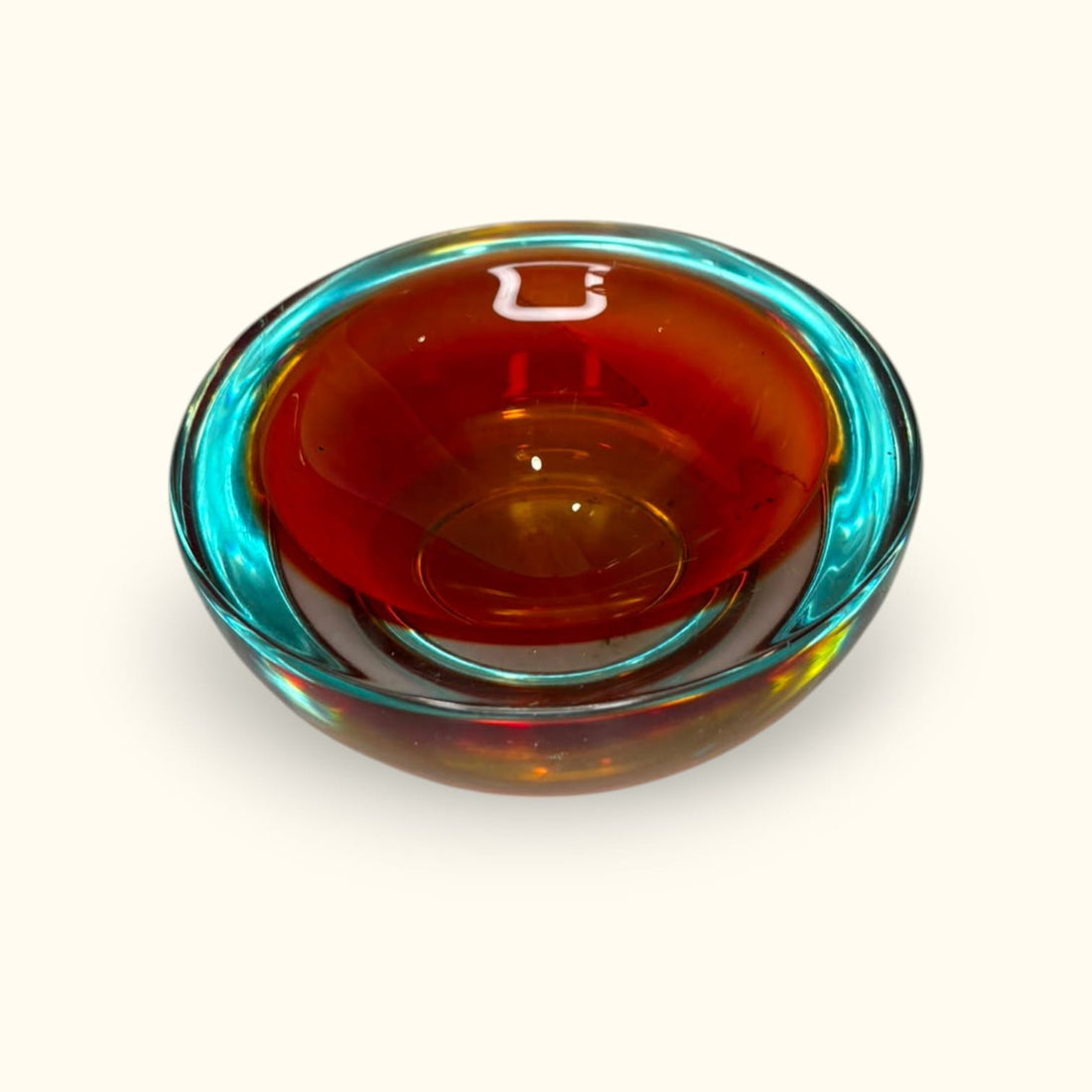 El atractivo de este cuenco de cristal de Murano está principalmente en el grosor 
