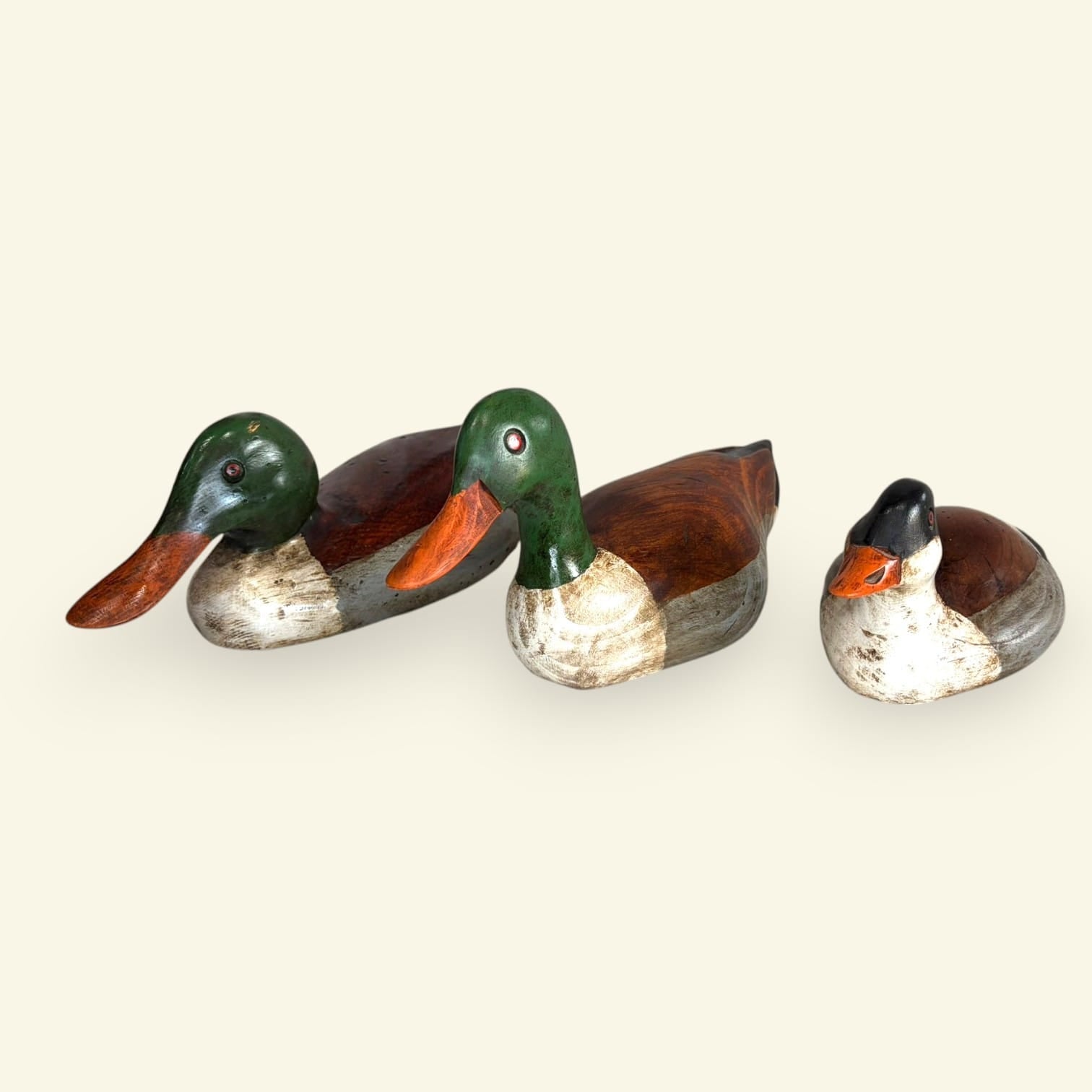 Los patos decorativos de madera presentan cuerpos tallados de formas sencillas y reconocibles.