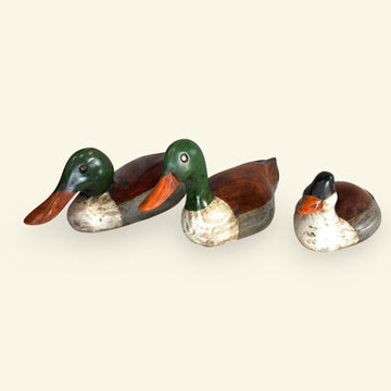 Los patos decorativos de madera presentan cuerpos tallados de formas sencillas y reconocibles.