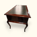  Este contraste entre el verde oscuro y el tono cálido de la caoba define buena parte de la personalidad del mueble.

Su frente cuenta con cinco ca