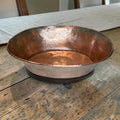 Este lavabo antiguo de cobre es una pieza de uso doméstico tradicional, 