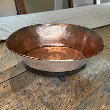 Este lavabo antiguo de cobre es una pieza de uso doméstico tradicional, 