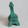 
La figura reproduce la característica silueta de la Torre Eiffel,