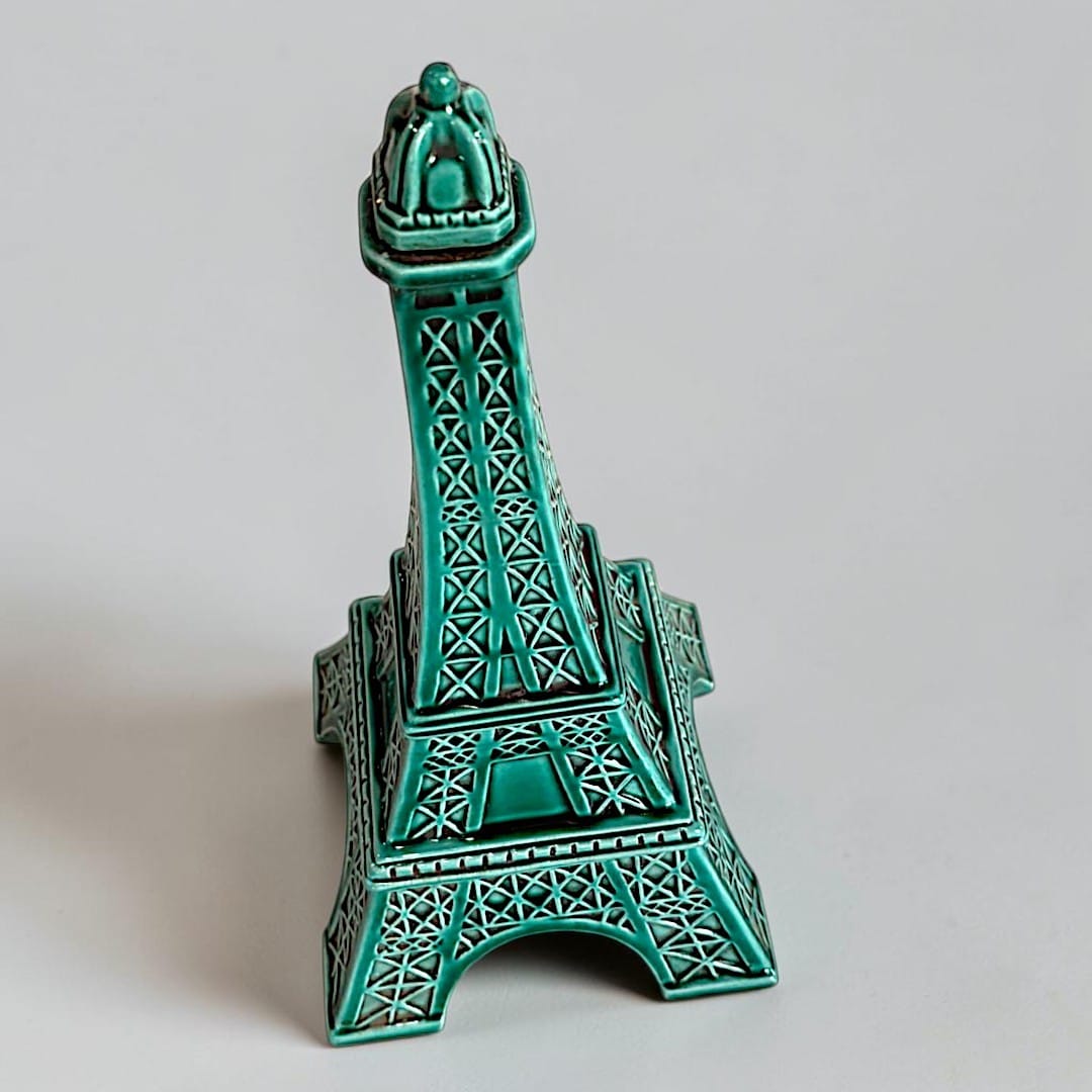 
La figura reproduce la característica silueta de la Torre Eiffel,
