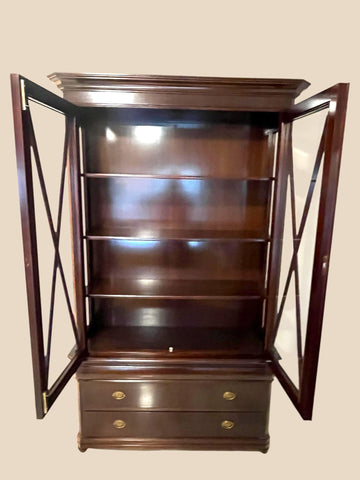 Vitrina de caoba con puertas de cristal y cajones