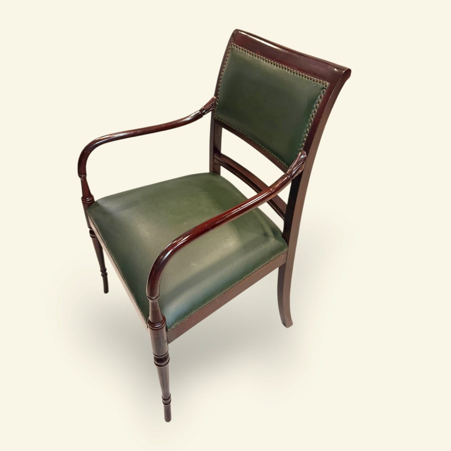 Los reposabrazos de caoba son uno de los detalles más característicos del sillón.