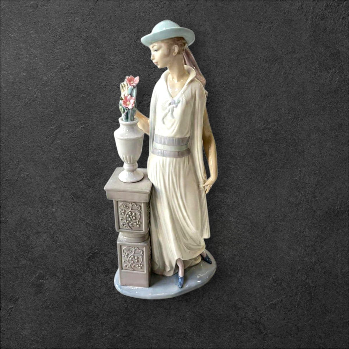 implemente una figura femenina aislada.

Existe una pequeña escena.

