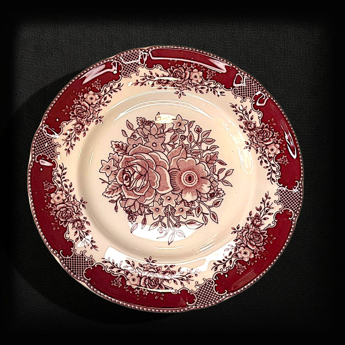 hojas, cenefas y motivos ornamentales se repiten en platos, fuentes, tazas y piezas de servic