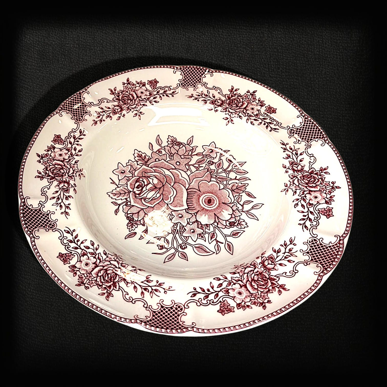 hojas, cenefas y motivos ornamentales se repiten en platos, fuentes, tazas y piezas de servic