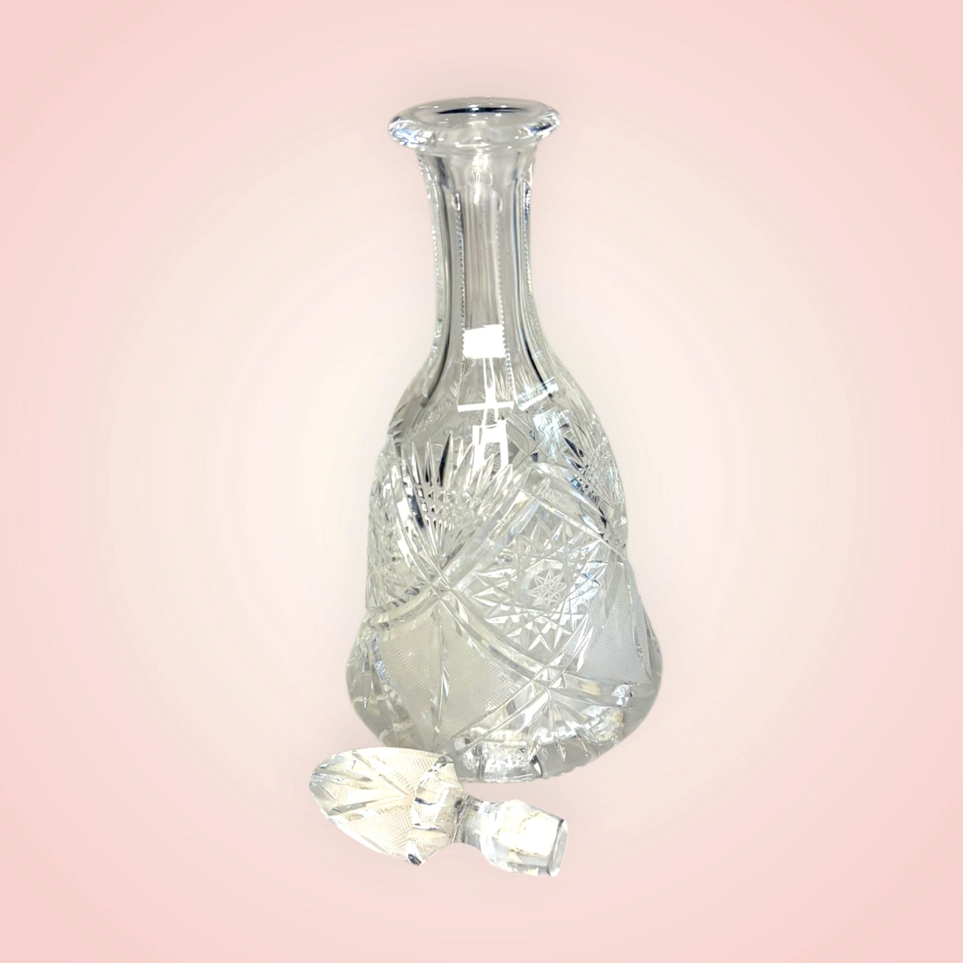 En una decoración clásica encaja de manera natural por el elaborado tallado del cristal. 