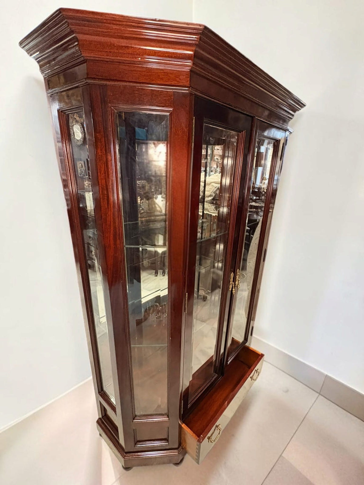  En un despacho o biblioteca, puede convertirse en espacio de exposición para objetos personales o piezas de colección.