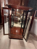  En un salón, puede albergar figuras, objetos decorativos, recuerdos y pequeñas colecciones.
