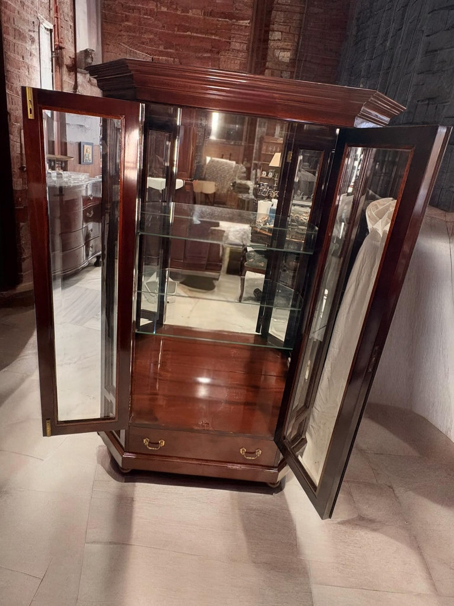  En un salón, puede albergar figuras, objetos decorativos, recuerdos y pequeñas colecciones.
