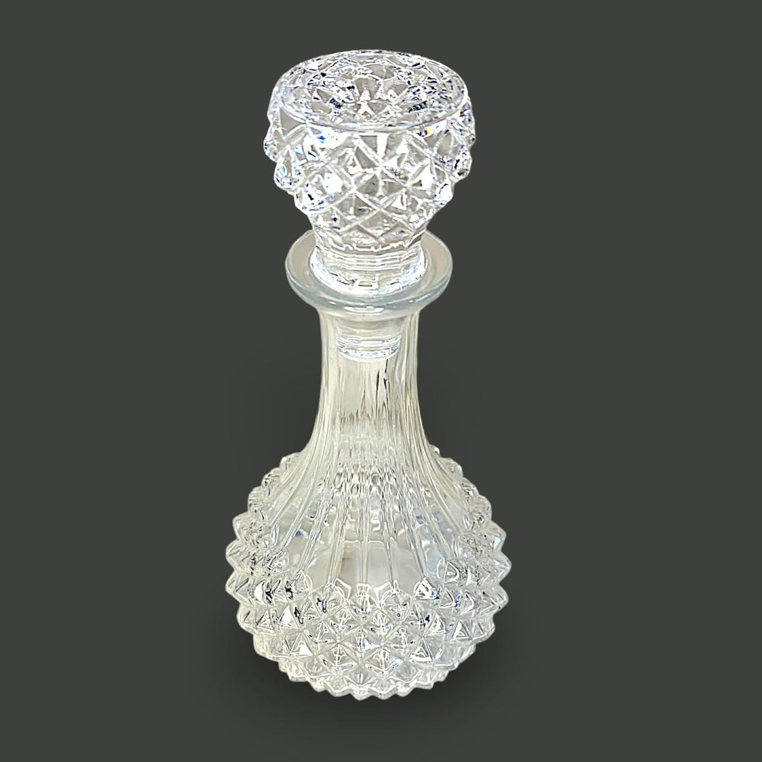  Este decantador de cristal tallado no necesita quedar relegado a una vitrina.