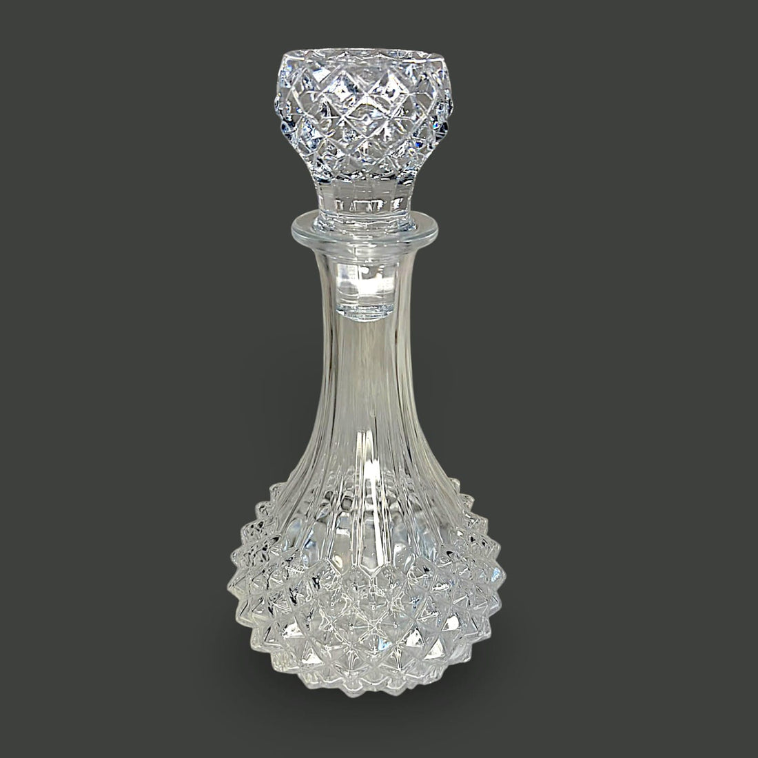  Este decantador de cristal tallado no necesita quedar relegado a una vitrina.