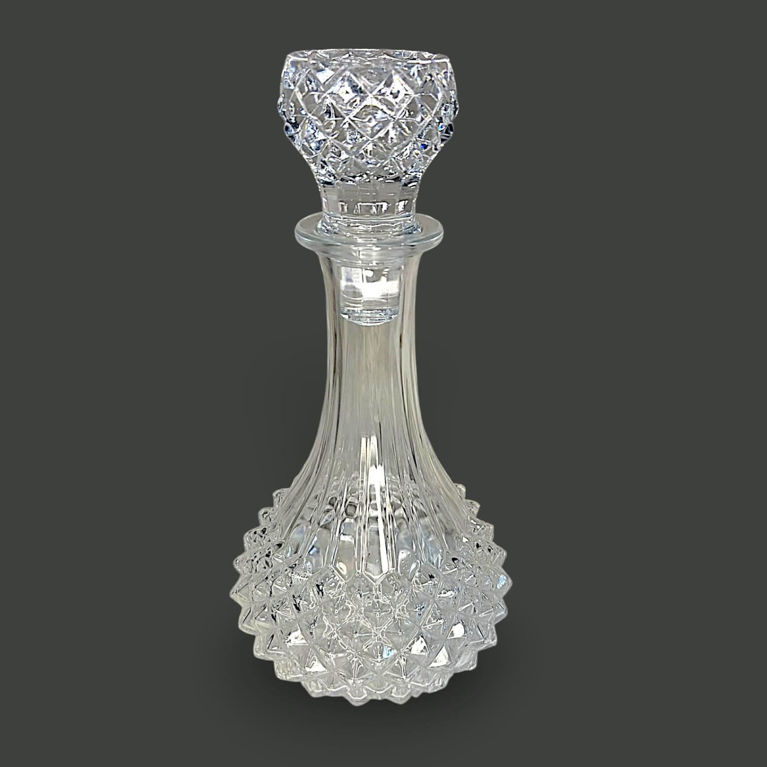  Este decantador de cristal tallado no necesita quedar relegado a una vitrina.