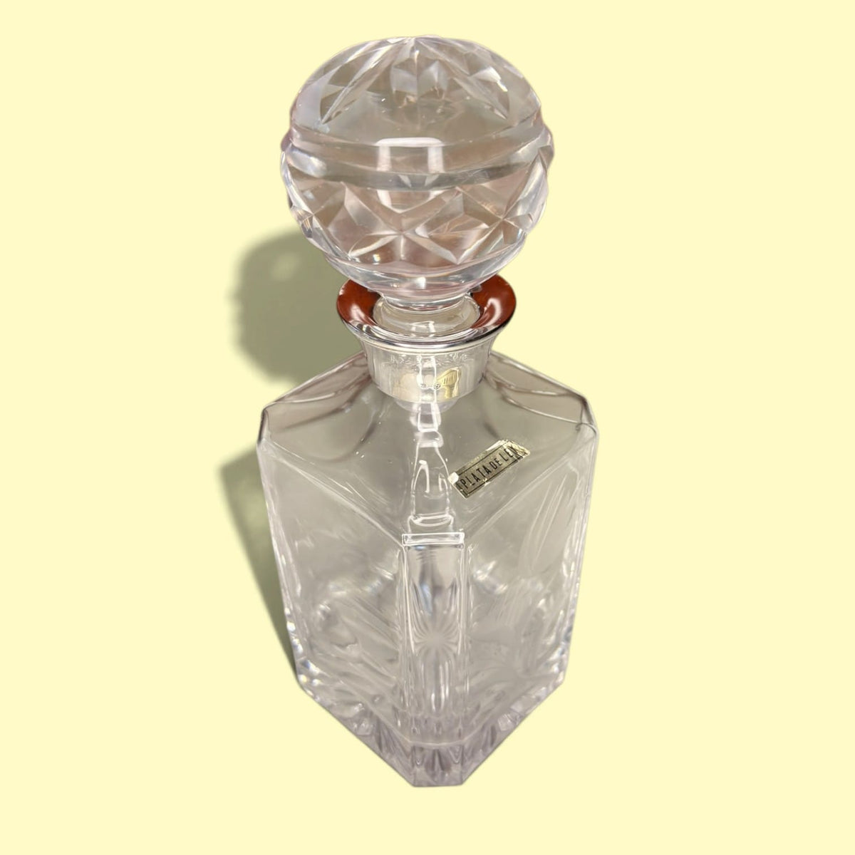 en una vitrina o mueble bar, la sección de cristal, cerámica y porcelana de 
