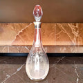 Este decantador de cristal con cuello de plata destaca por una silueta 