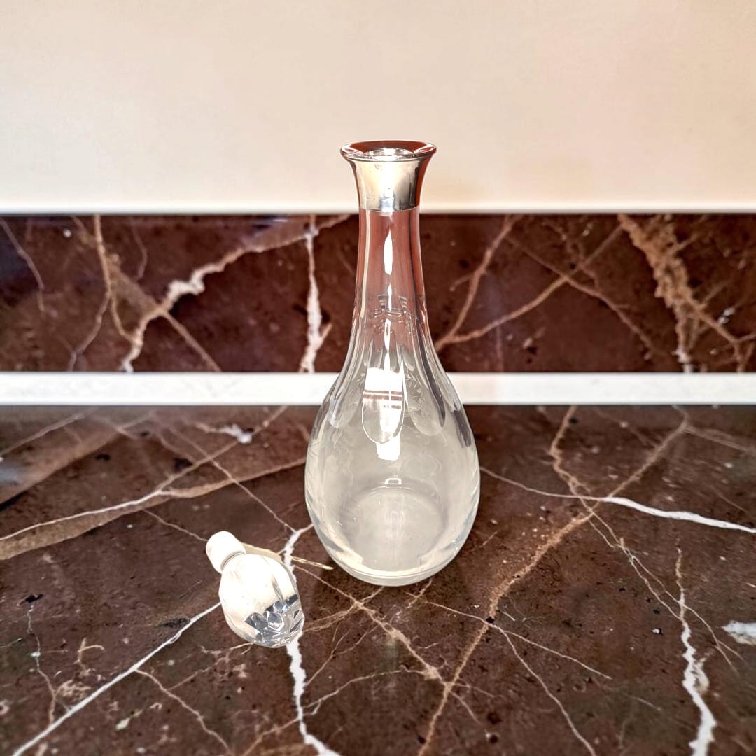La transparencia del recipiente permite apreciar claramente su decoración. 