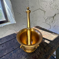 Visualmente, esta pieza destaca por la sencillez de su recipiente frente a la longitud de la maja.