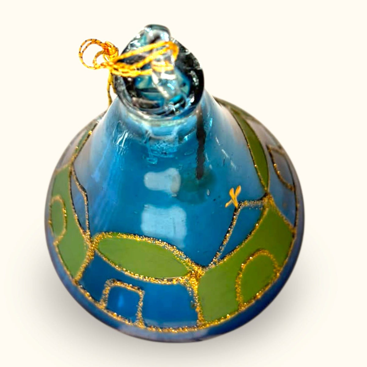 
Puede mantenerse colgada, mostrarse dentro de una vitrina o combinarse con otros objetos de cristal azul. Dentro del catálogo también aparece 