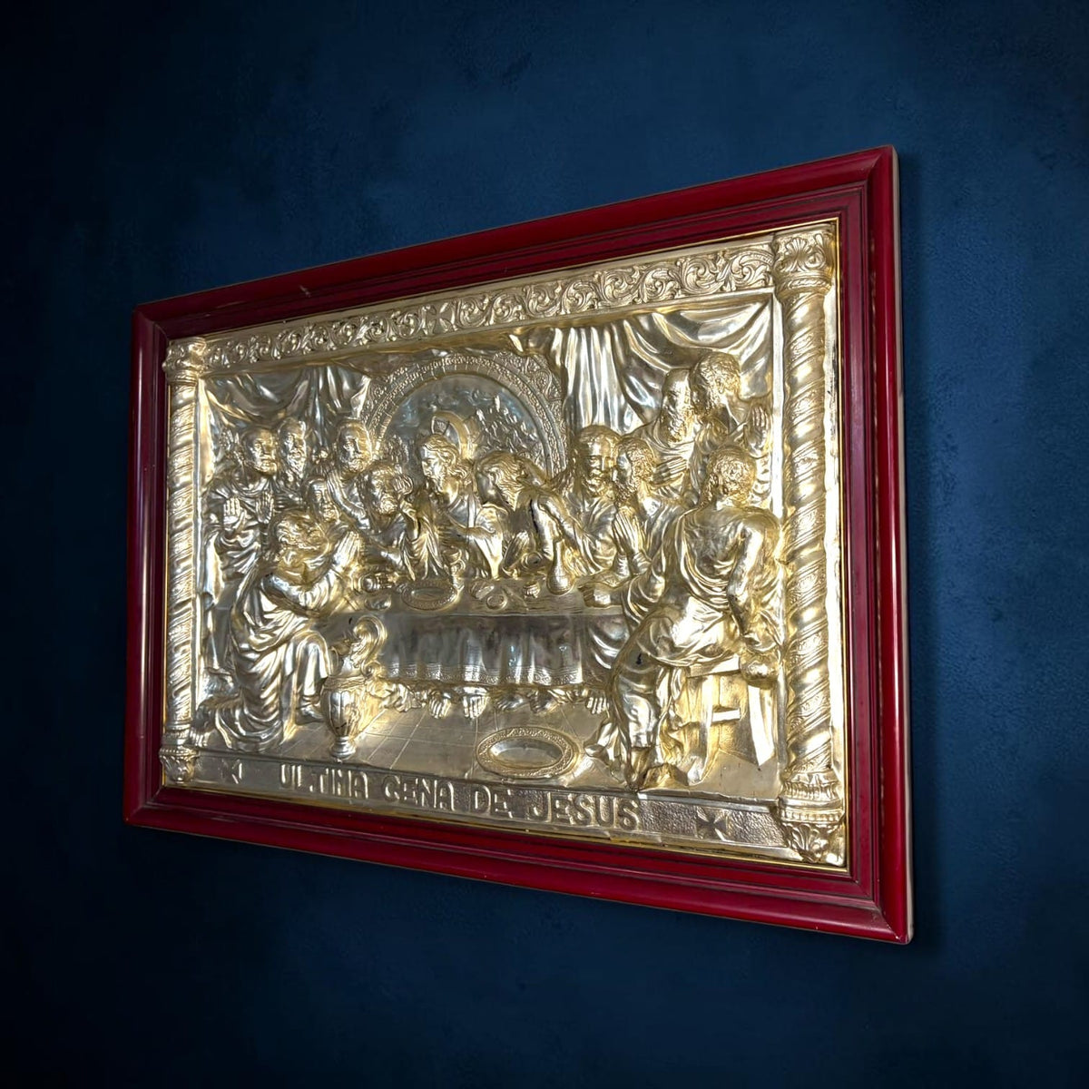 La escena permite además unir dos aspectos diferentes: por un lado, el valor visual del trabajo en relieve y del 