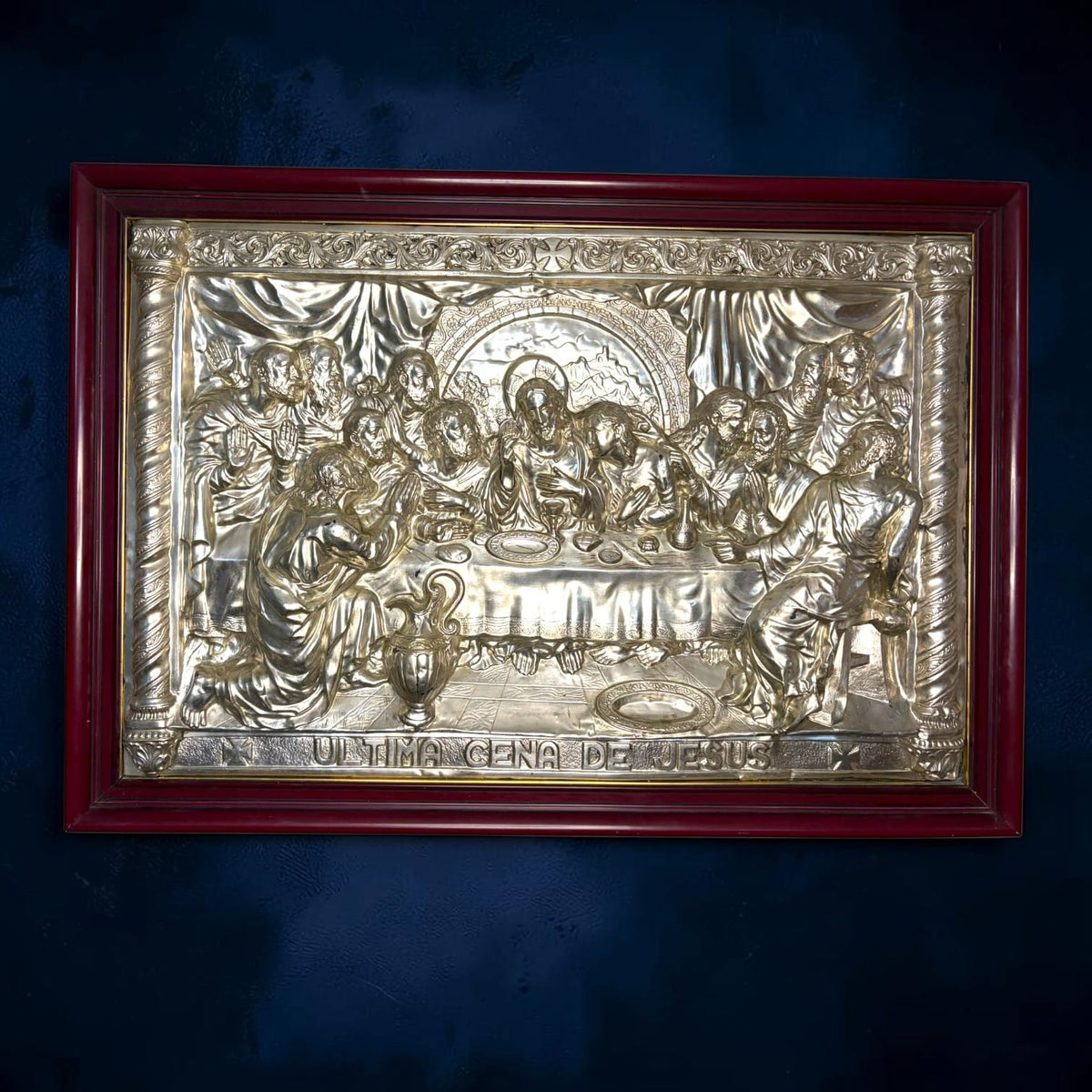 Puede instalarse en un salón, recibidor o comedor cuando se busca introducir iconografía cristiana en la decoración, 