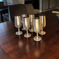 Por ejemplo, unas copas de metal plateado para mesa y eventos permiten 