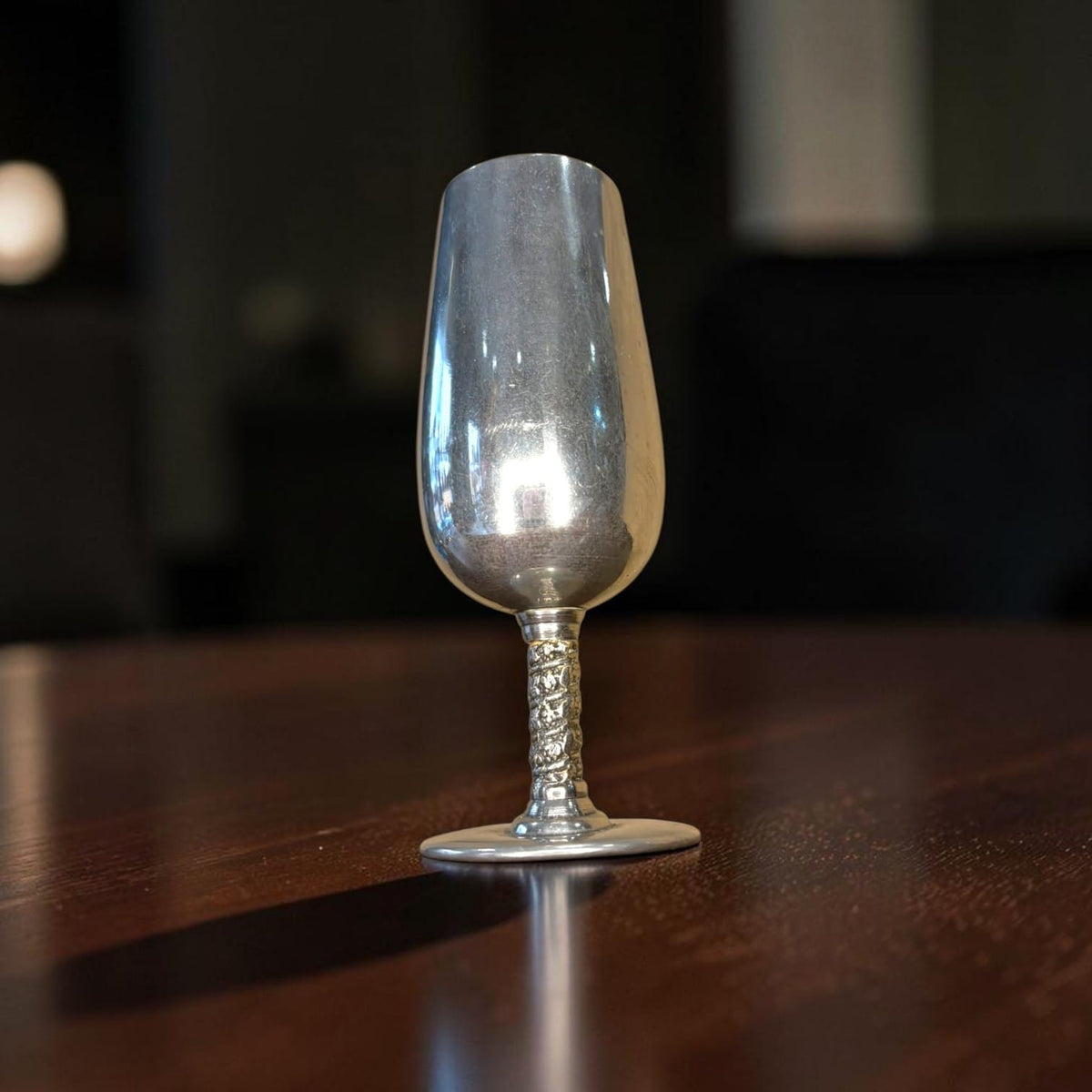sobre una bandeja, dentro de una vitrina, sobre un aparad