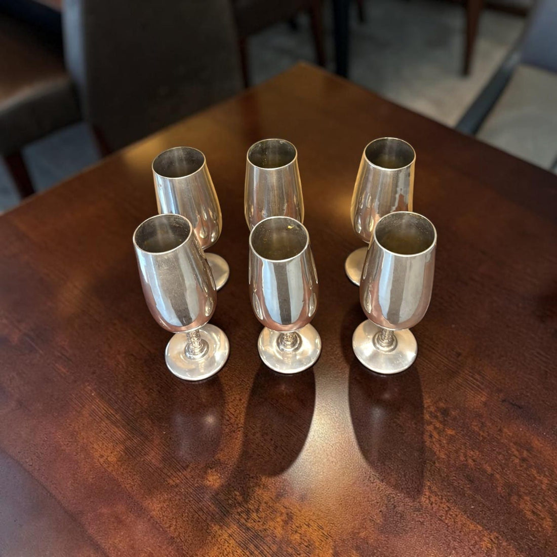 Por ejemplo, unas copas de metal plateado para mesa y eventos permiten 