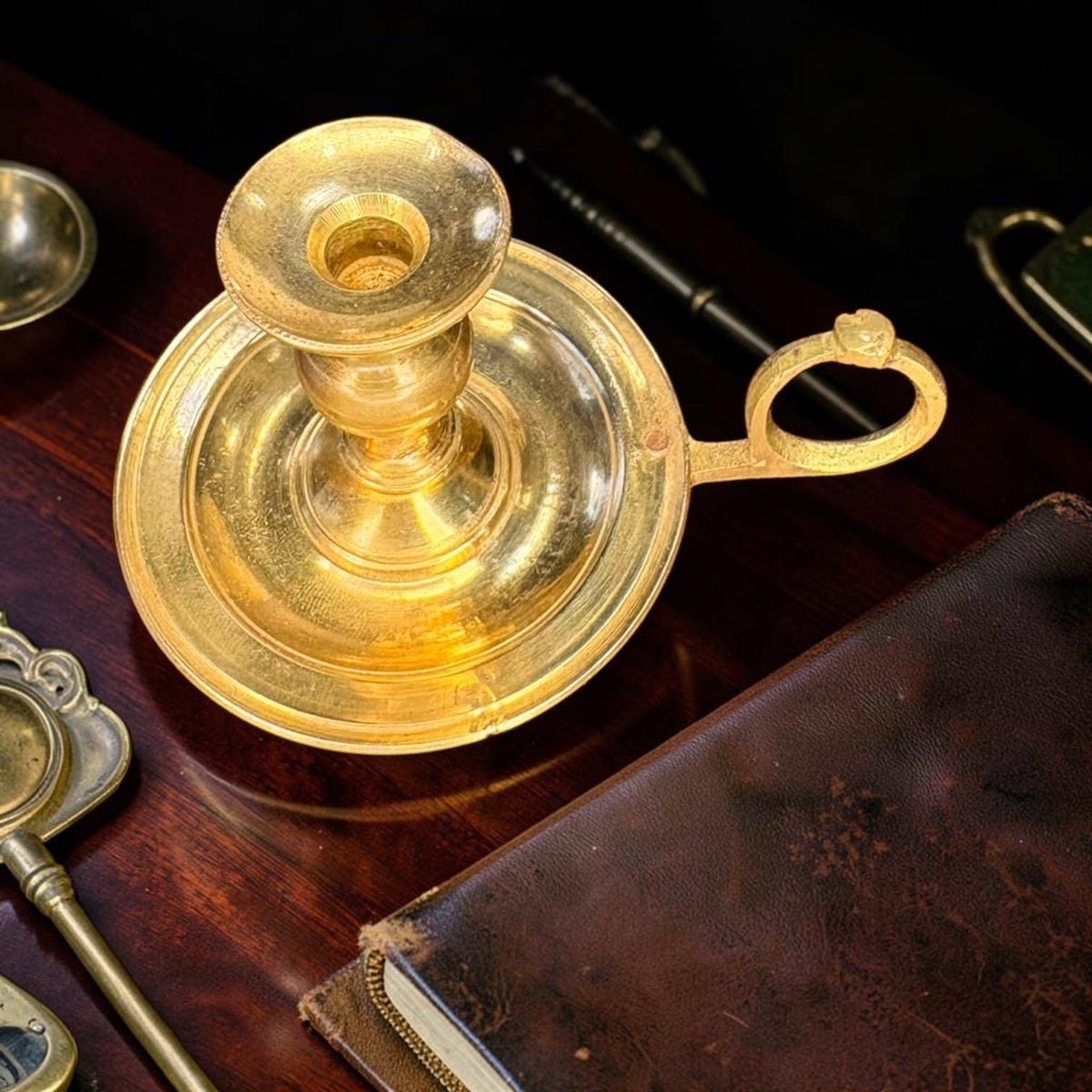 Al utilizarla con una vela encendida debe mantenerse sobre una superficie estable y resistente al calor, lejo