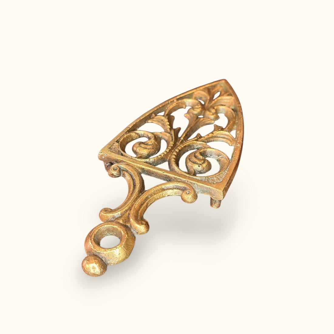 El interés actual de esta pieza está especialmente en su diseño calado de bronce.
