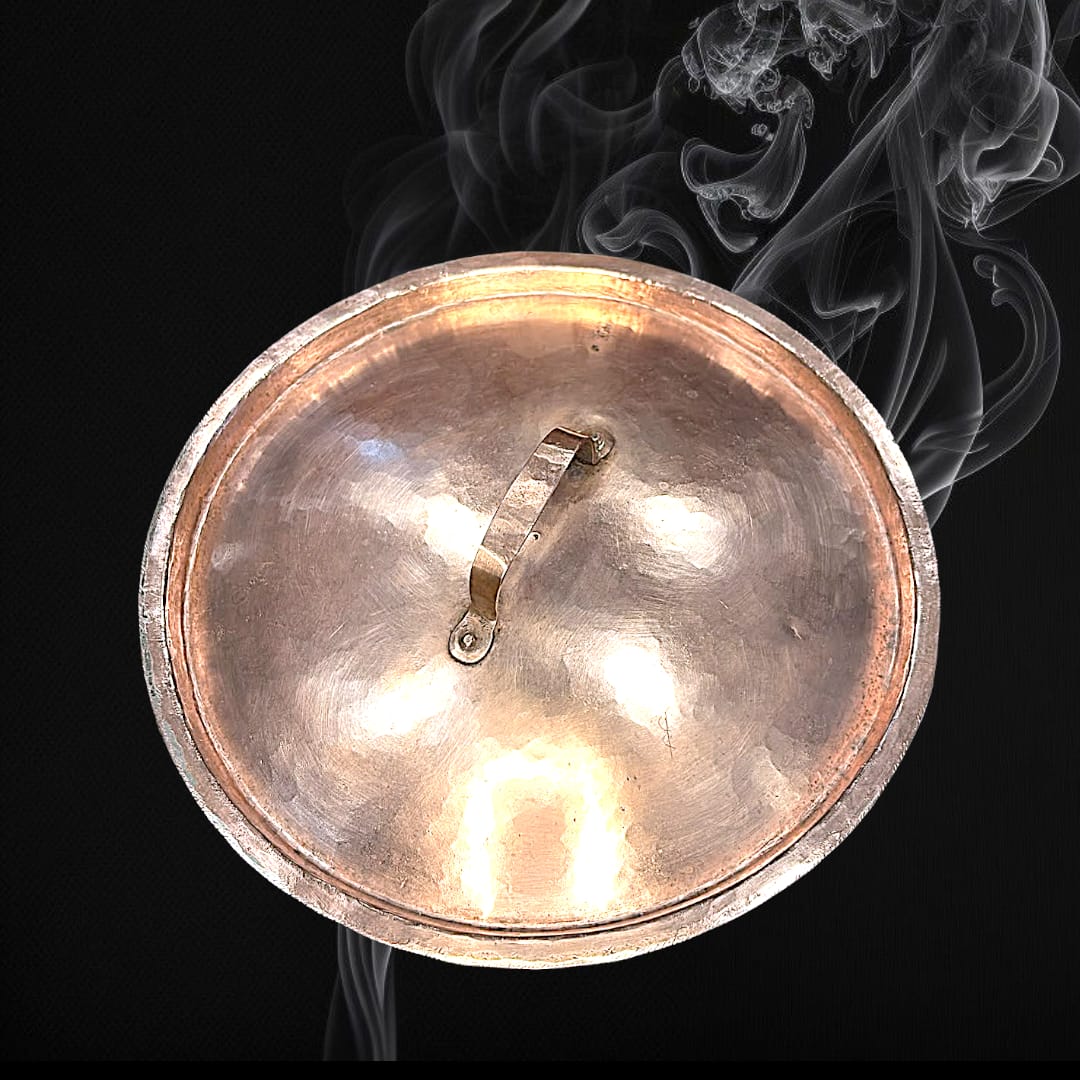 Dentro del catálogo de Cositas Antiguas existe una olla de cobre martilleada con tapa y asas que 