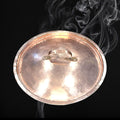 Dentro del catálogo de Cositas Antiguas existe una olla de cobre martilleada con tapa y asas que permite ver cómo este tipo de tapa 