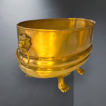 Centro de mesa de metal dorado con patas y asas clásicas - Cositas Antiguas – La Guadaña, Anticuarios Online en Jerez , vender antigüedades, muebles antiguos