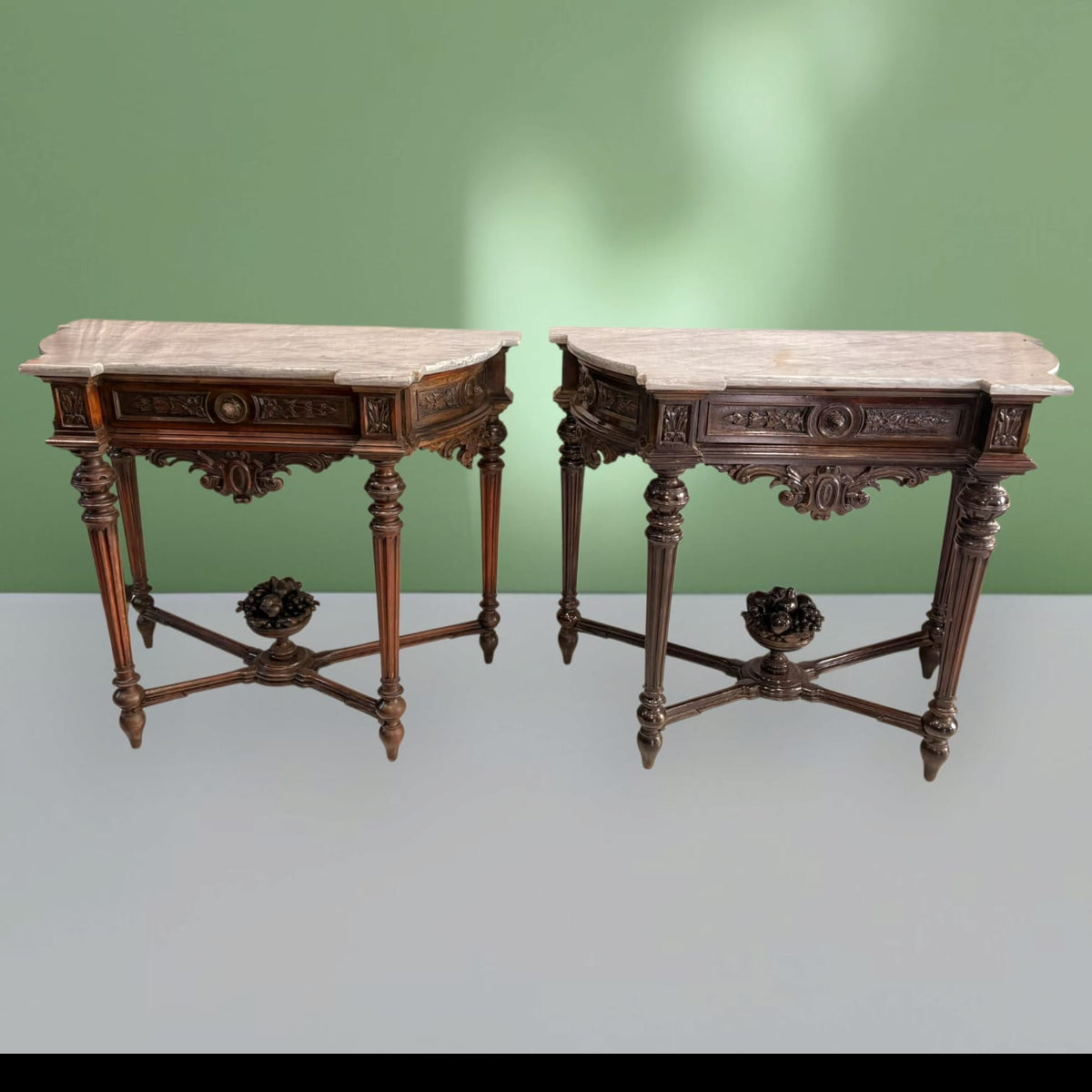 la decoración. Una puede funcionar bajo un espejo y la otra como soporte para 
