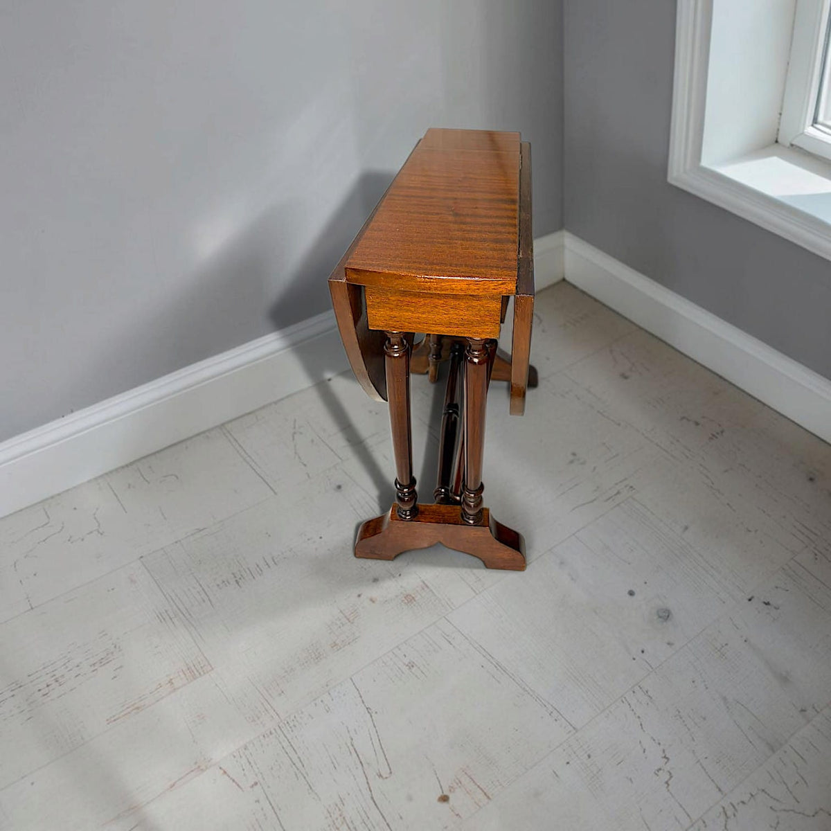 Esto permite tener una mesa disponible sin dedicarle permanentemente 75,5 x 50 cm de espacio.