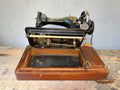 Máquina de coser antigua Singer de manivela con caja de madera - Cositas Antiguas – La Guadaña, Anticuarios Online en Jerez , vender antigüedades, muebles antiguos