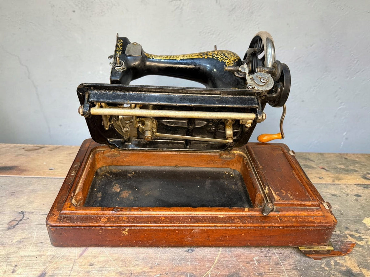 Máquina de coser antigua Singer de manivela con caja de madera - Cositas Antiguas – La Guadaña, Anticuarios Online en Jerez , vender antigüedades, muebles antiguos