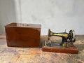 Máquina de coser antigua Singer de manivela con caja de madera - Cositas Antiguas – La Guadaña, Anticuarios Online en Jerez , vender antigüedades, muebles antiguos
