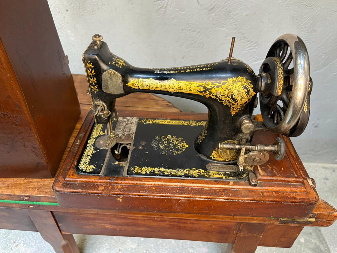 Máquina de coser antigua Singer de manivela con caja de madera - Cositas Antiguas – La Guadaña, Anticuarios Online en Jerez , vender antigüedades, muebles antiguos