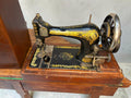 Máquina de coser antigua Singer de manivela con caja de madera - Cositas Antiguas – La Guadaña, Anticuarios Online en Jerez , vender antigüedades, muebles antiguos