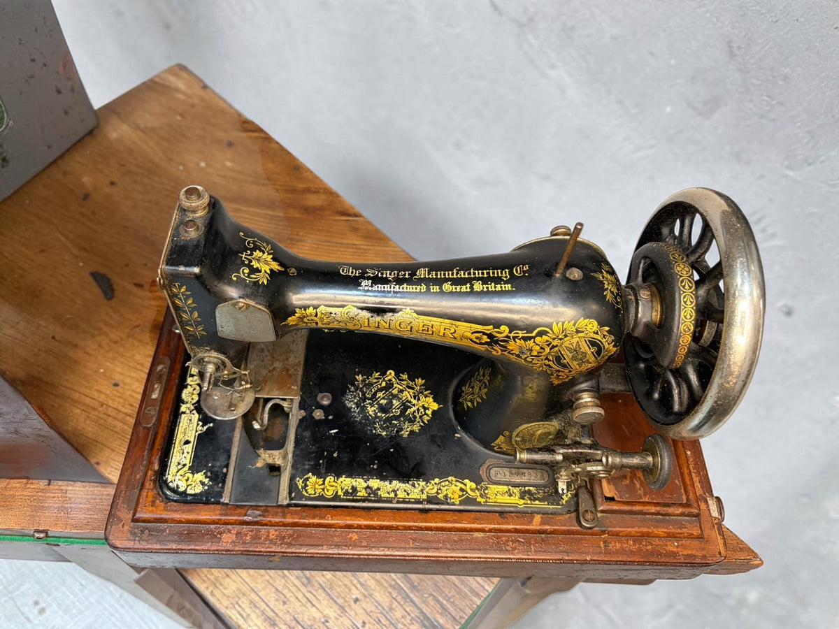Máquina de coser antigua Singer de manivela con caja de madera - Cositas Antiguas – La Guadaña, Anticuarios Online en Jerez , vender antigüedades, muebles antiguos