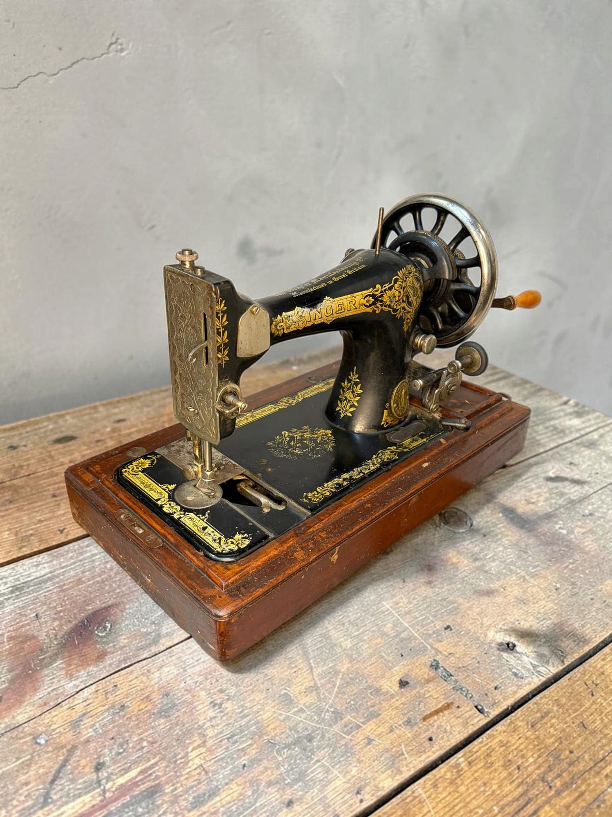 Máquina de coser antigua Singer de manivela con caja de madera - Cositas Antiguas – La Guadaña, Anticuarios Online en Jerez , vender antigüedades, muebles antiguos