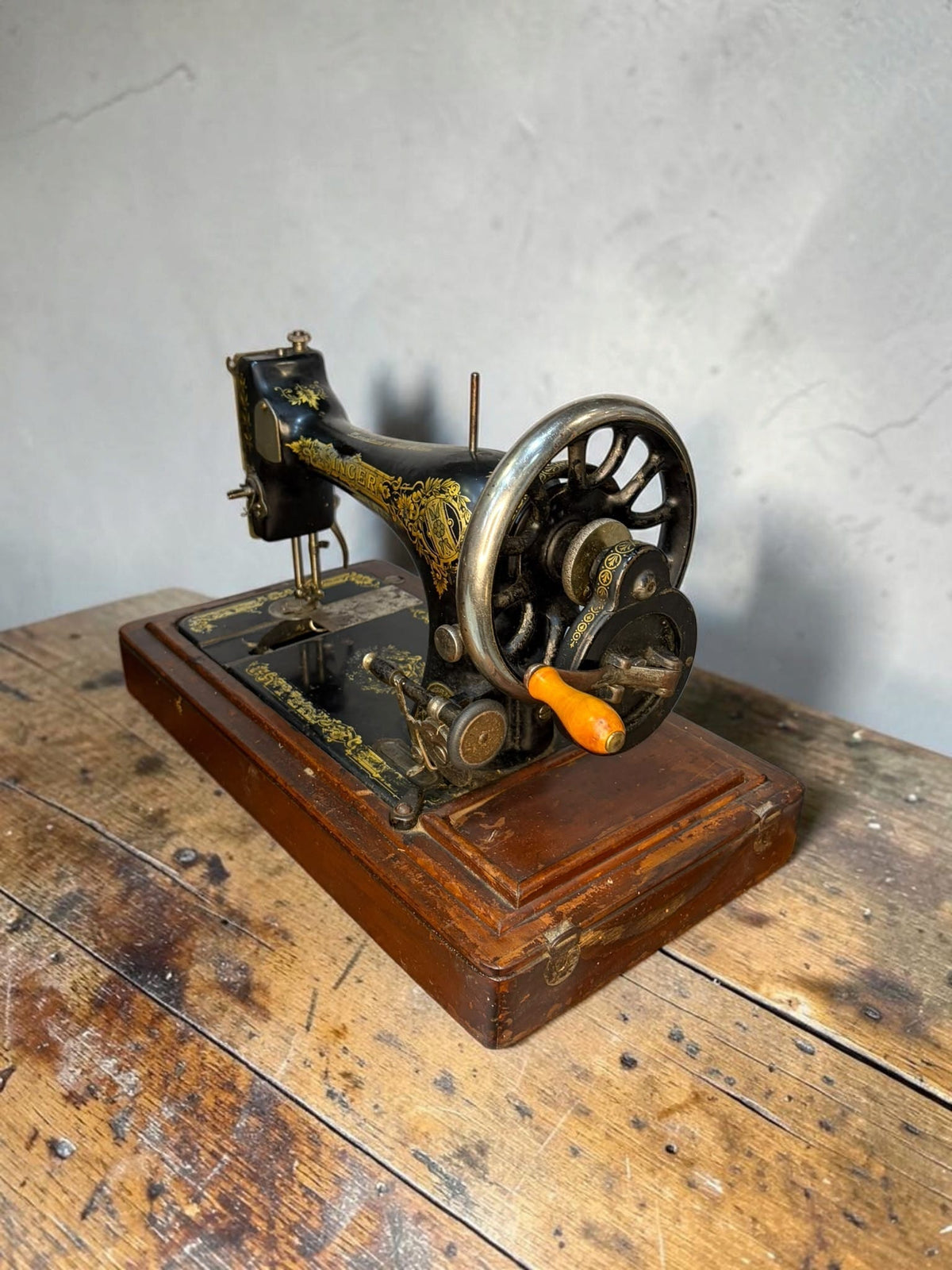 Máquina de coser antigua Singer de manivela con caja de madera - Cositas Antiguas – La Guadaña, Anticuarios Online en Jerez , vender antigüedades, muebles antiguos