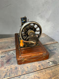 Máquina de coser antigua Singer de manivela con caja de madera - Cositas Antiguas – La Guadaña, Anticuarios Online en Jerez , vender antigüedades, muebles antiguos