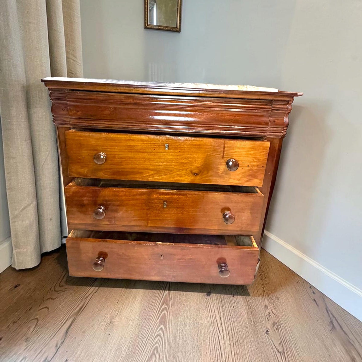 Cómoda antigua de caoba con tres cajones | Mueble clásico - Cositas Antiguas – La Guadaña, Anticuarios Online en Jerez , vender antigüedades, muebles antiguos