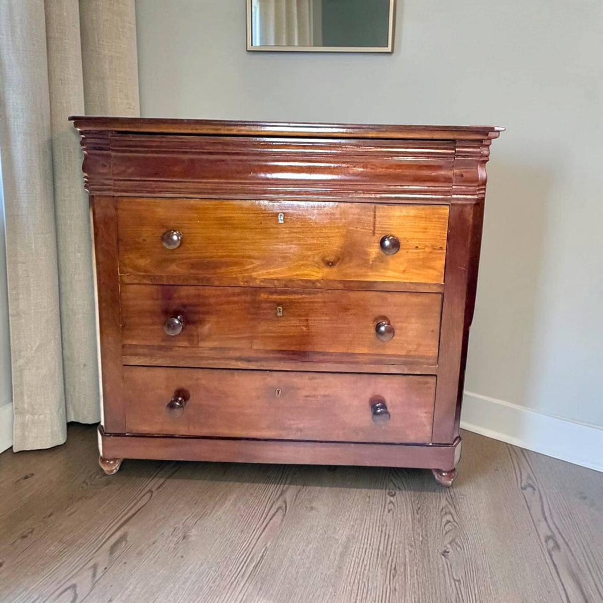 Cómoda antigua de caoba con tres cajones | Mueble clásico - Cositas Antiguas – La Guadaña, Anticuarios Online en Jerez , vender antigüedades, muebles antiguos