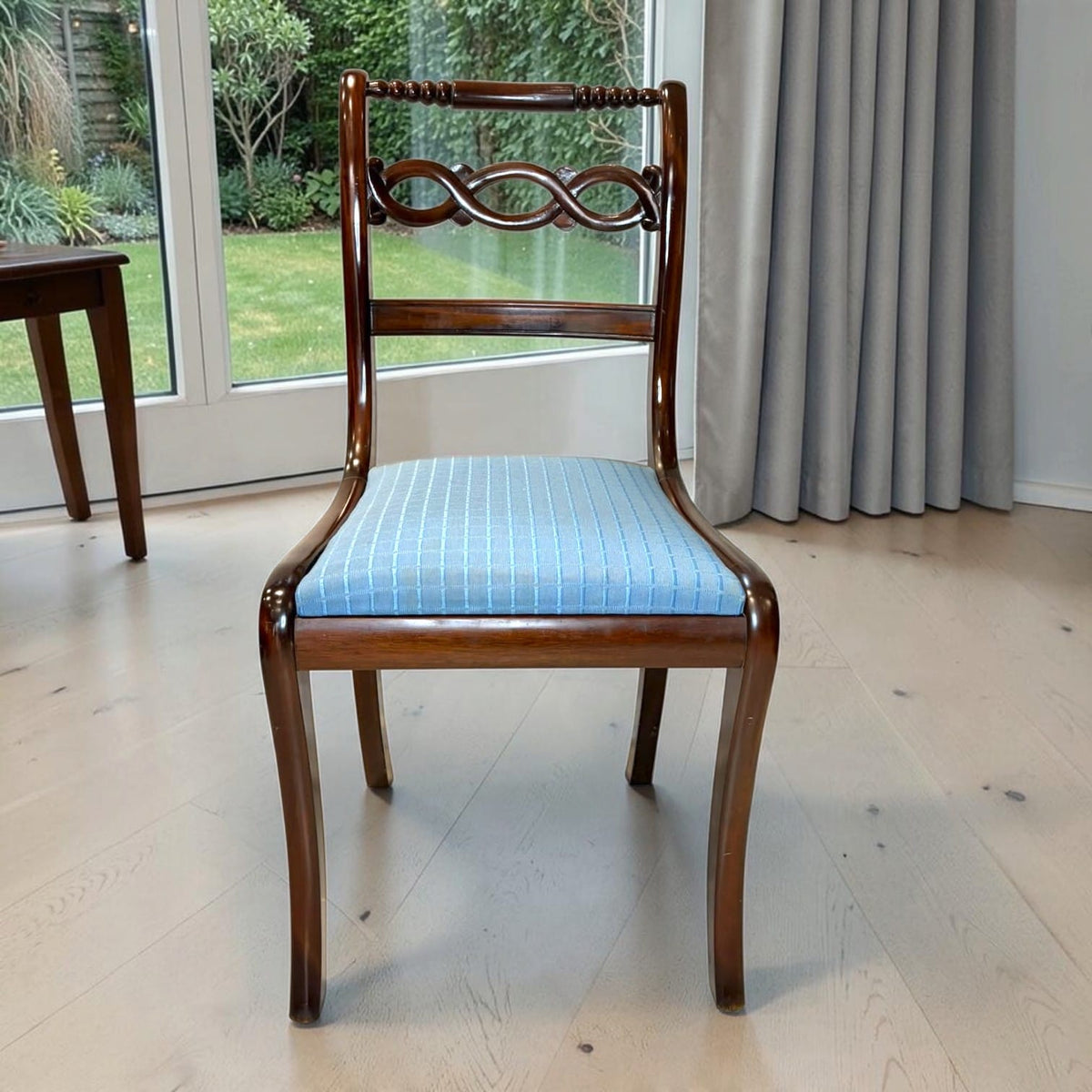 Lote de 5 sillas de comedor de caoba tapizadas en azul - Cositas Antiguas – La Guadaña, Anticuarios Online en Jerez , vender antigüedades, muebles antiguos