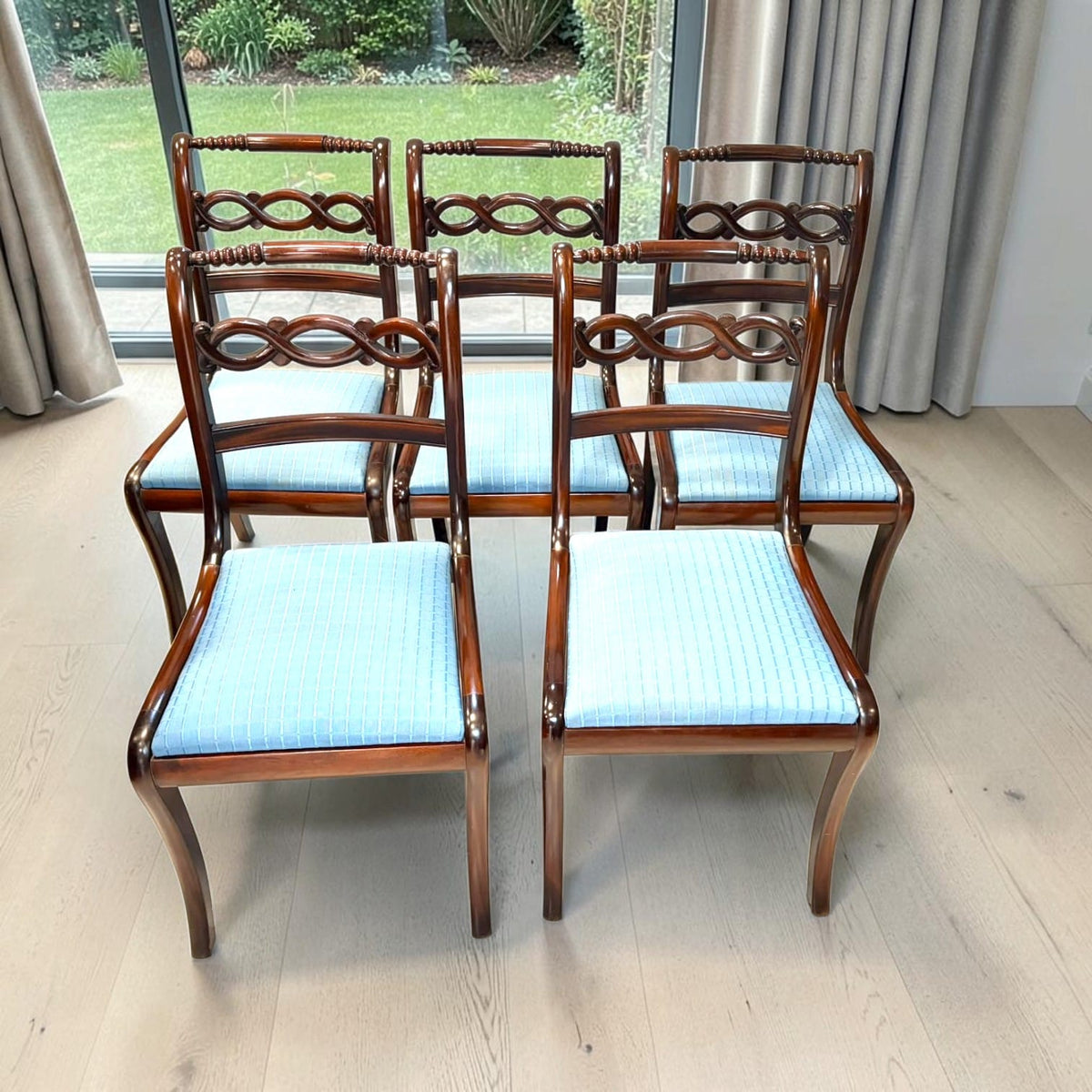 Lote de 5 sillas de comedor de caoba tapizadas en azul - Cositas Antiguas – La Guadaña, Anticuarios Online en Jerez , vender antigüedades, muebles antiguos